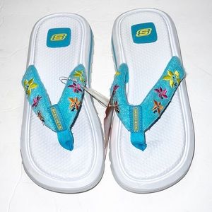 NWOT Skechers Beach Blue Terry Cloth Embroidered Floral Flip Flop Sandals